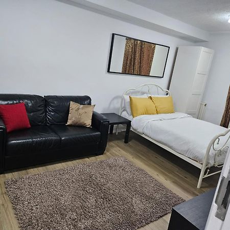 Charming 3-Bedroom Retreat With Modern Comforts South Ockendon Luaran gambar