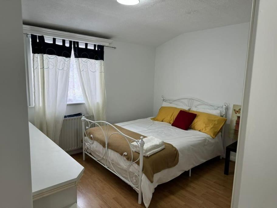 Charming 3-Bedroom Retreat With Modern Comforts South Ockendon Luaran gambar