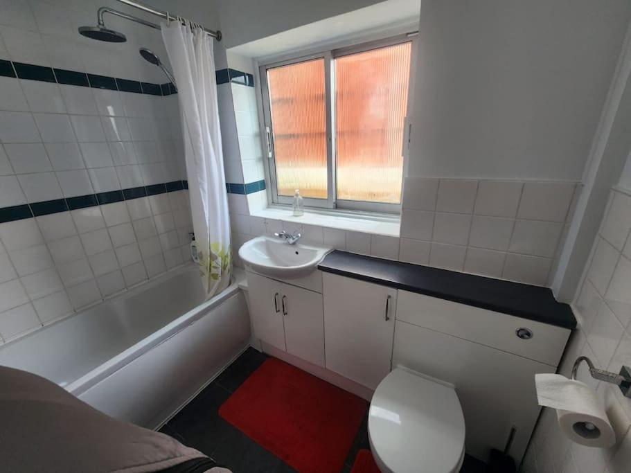 Charming 3-Bedroom Retreat With Modern Comforts South Ockendon Luaran gambar