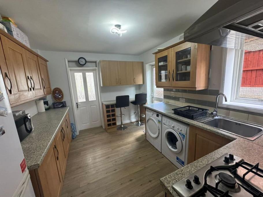 Charming 3-Bedroom Retreat With Modern Comforts South Ockendon Luaran gambar