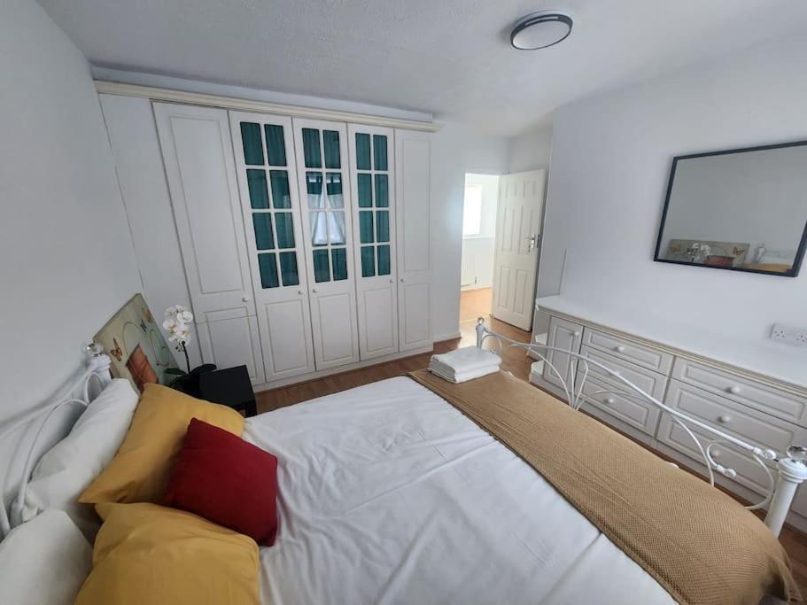 Charming 3-Bedroom Retreat With Modern Comforts South Ockendon Luaran gambar