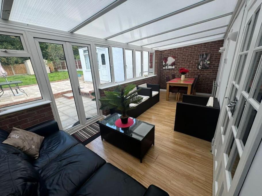 Charming 3-Bedroom Retreat With Modern Comforts South Ockendon Luaran gambar