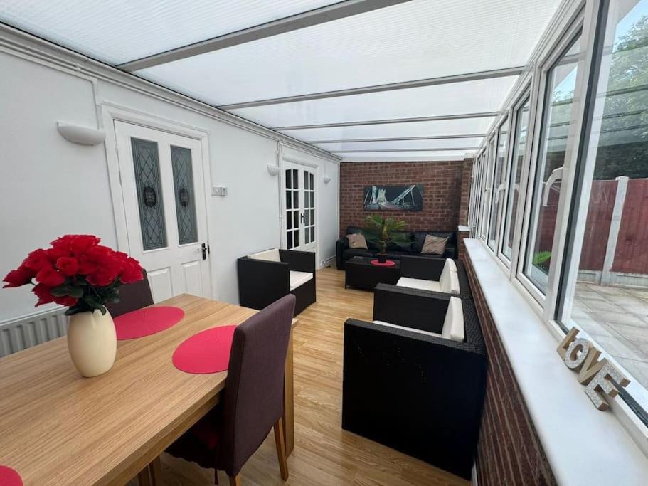 Charming 3-Bedroom Retreat With Modern Comforts South Ockendon Luaran gambar