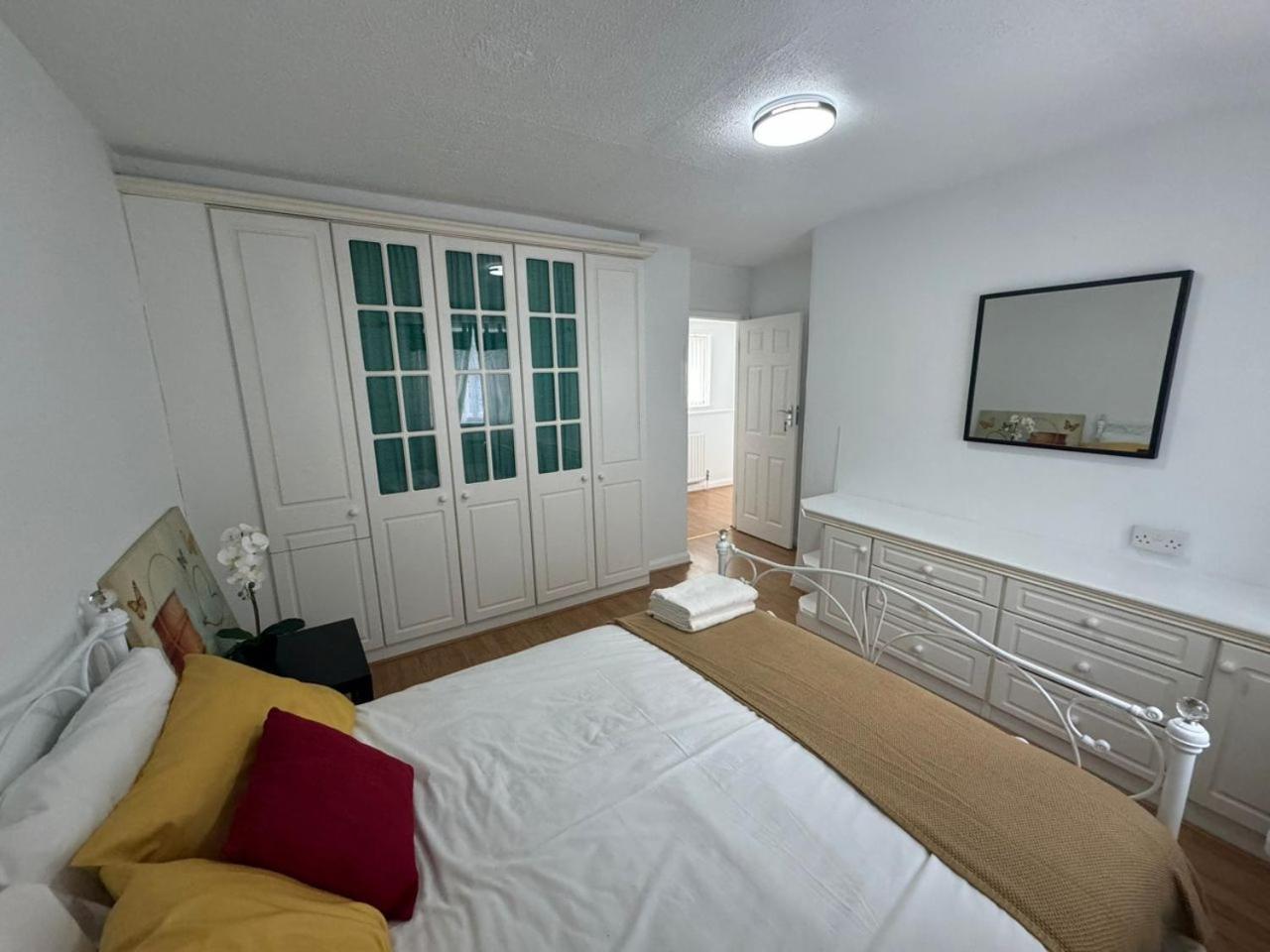 Charming 3-Bedroom Retreat With Modern Comforts South Ockendon Luaran gambar