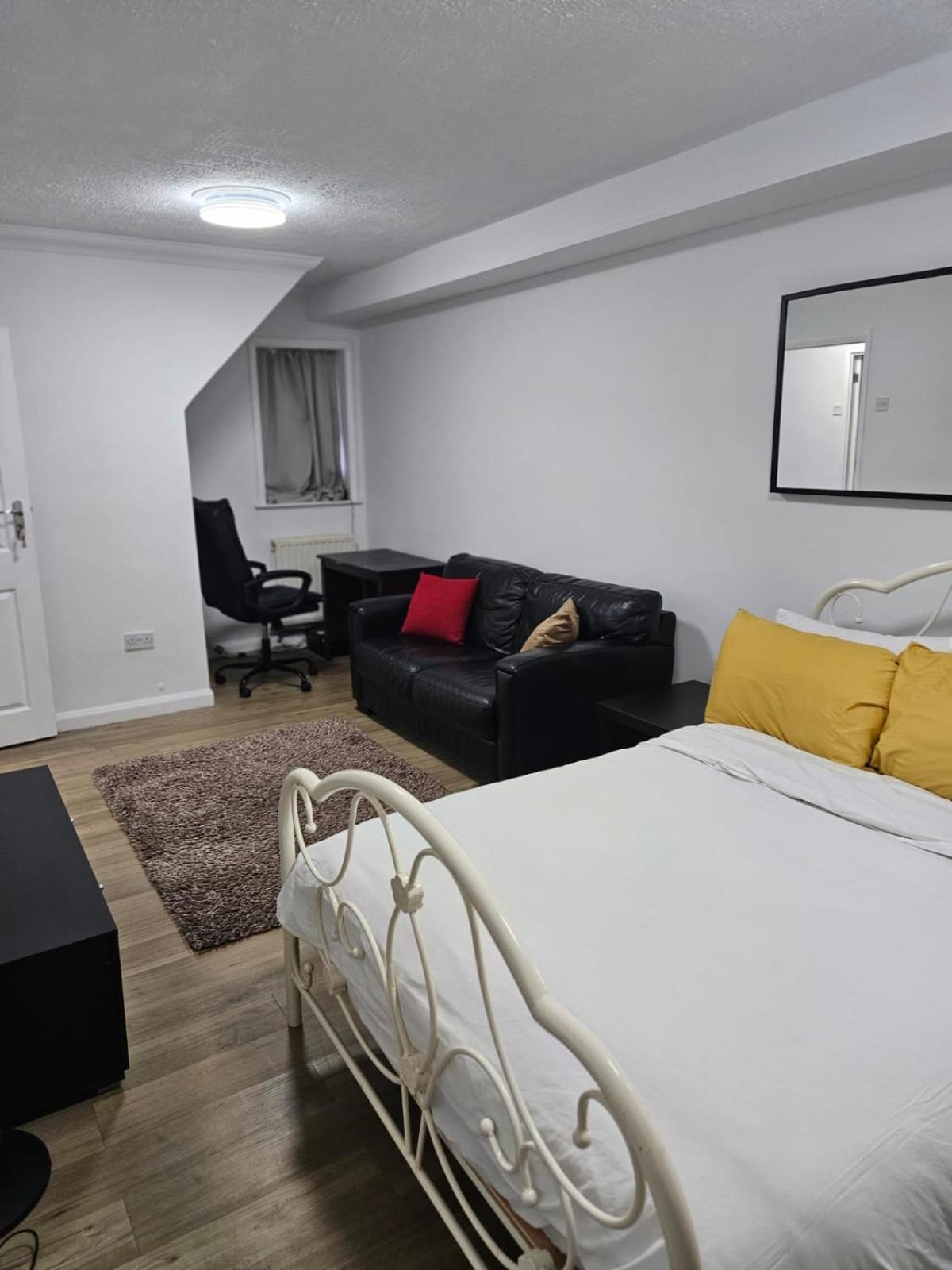 Charming 3-Bedroom Retreat With Modern Comforts South Ockendon Luaran gambar