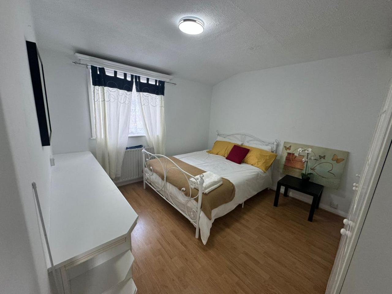 Charming 3-Bedroom Retreat With Modern Comforts South Ockendon Luaran gambar